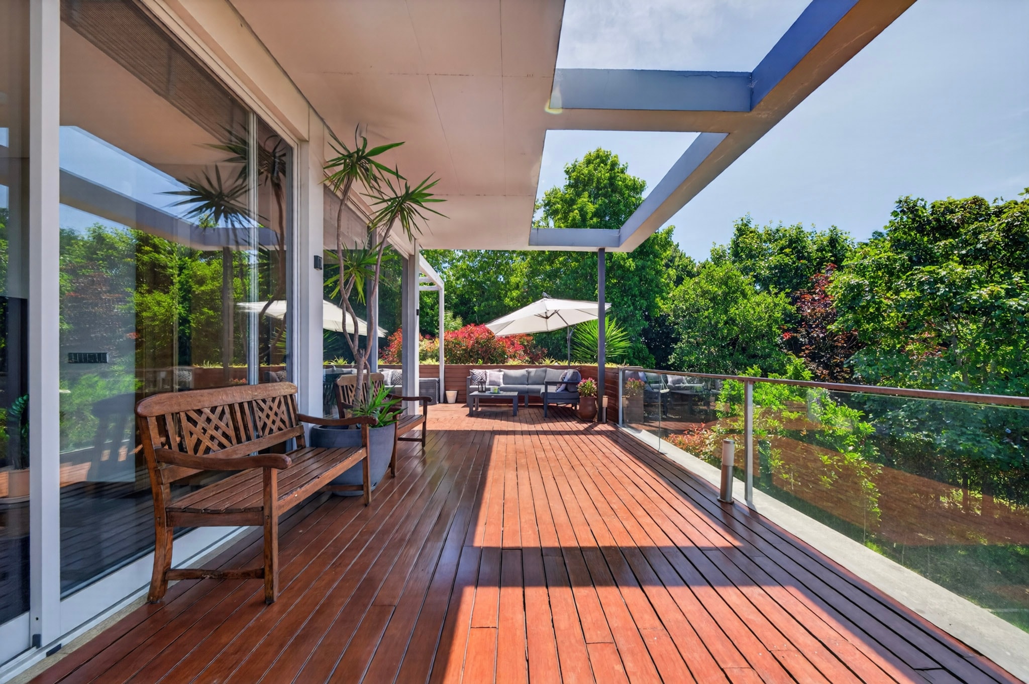 Terraço coberto com zona de estar