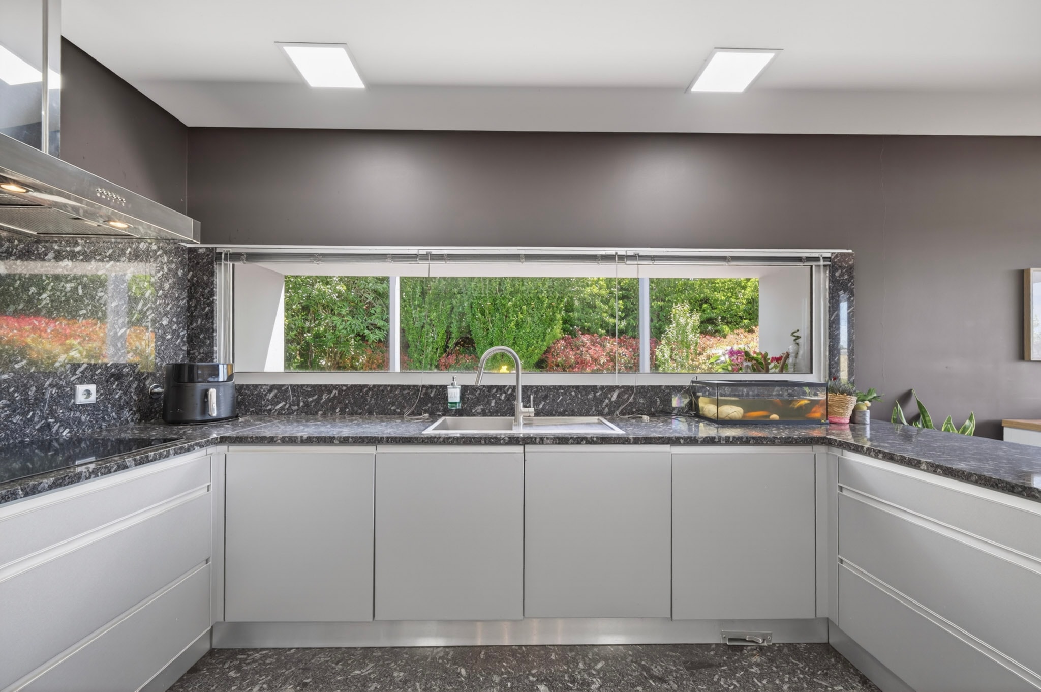 Cozinha com vista para o jardim