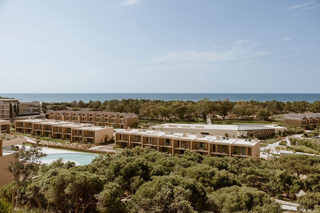 Vista aérea do resort junto ao mar