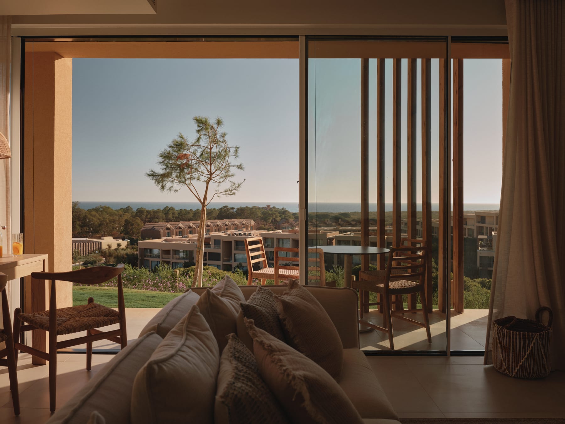 Sala de estar com vista para o resort